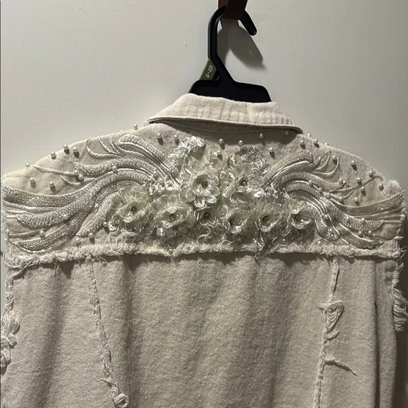 POL Cream Vest with Distressed Details - Picture 3 of 6